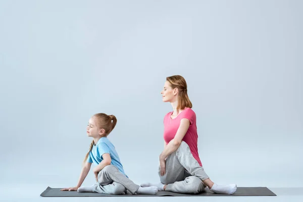 Deportiva madre e hija - foto de stock