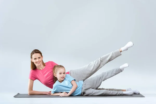 Deportiva madre e hija - foto de stock