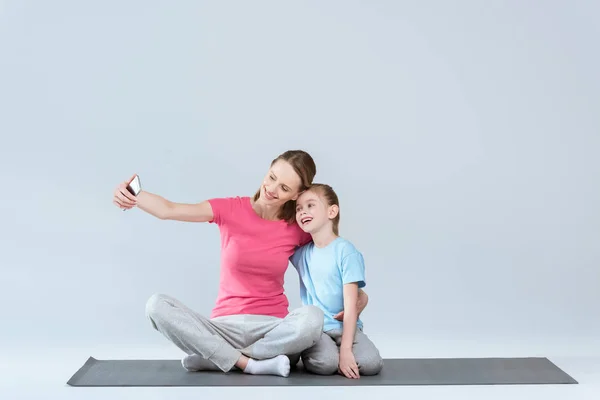 Madre e figlia taking selfie — Foto stock