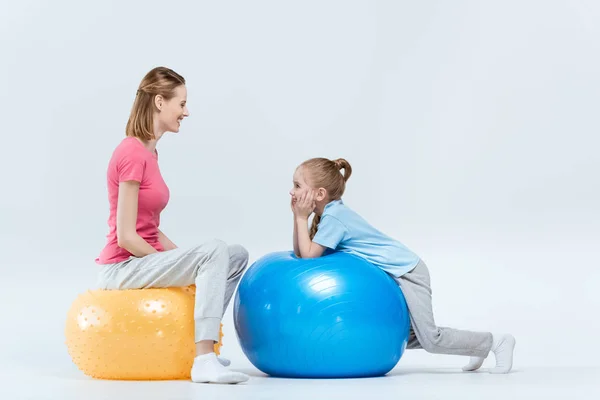 Mãe e filha com bolas de fitness — Fotografia de Stock