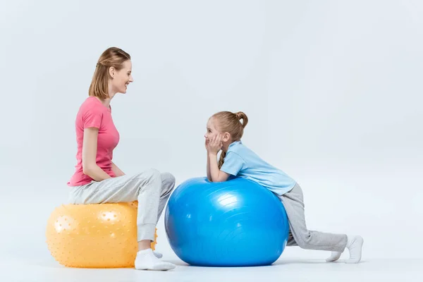 Madre e hija con pelotas de fitness - foto de stock