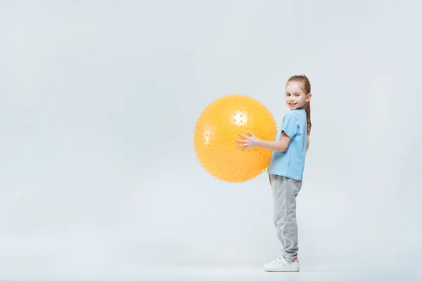 Chica con pelota de fitness - foto de stock