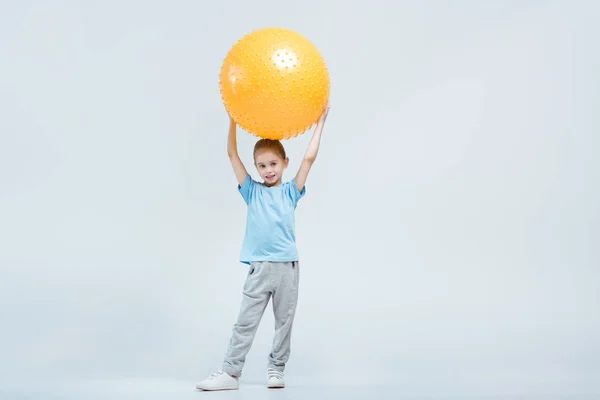Дівчина з фітнес-кулькою — стокове фото