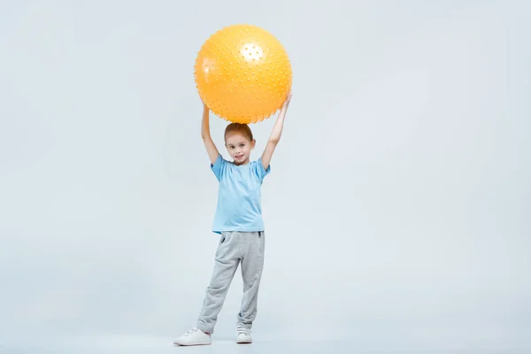 Menina com bola de fitness — Fotografia de Stock