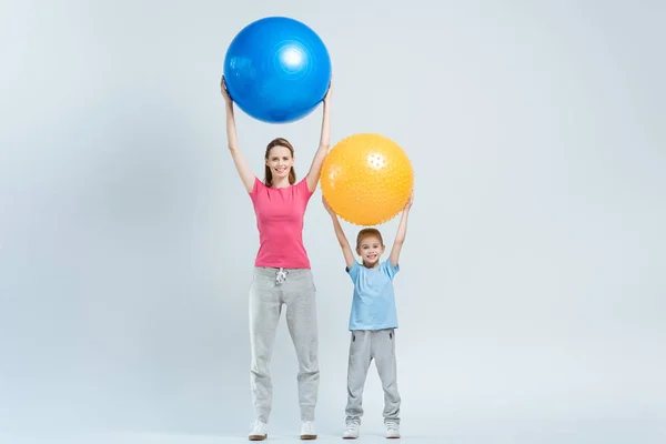 Madre e hija con pelotas de fitness - foto de stock