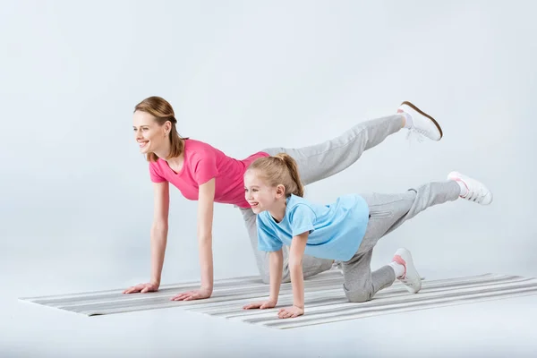 Sporty mother and daughter — Stock Photo