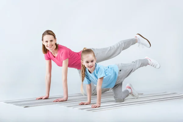 Deportiva madre e hija - foto de stock