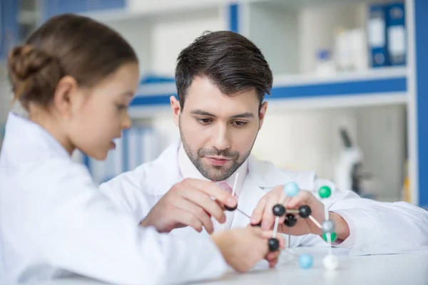 Profesores y estudiantes científicos - foto de stock