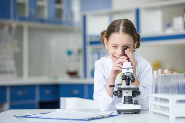 Little girl scientist — Stock Photo