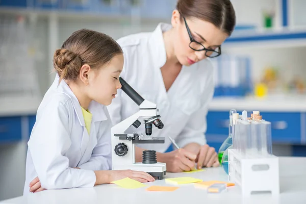 Enseignant et étudiants scientifiques — Photo de stock