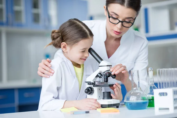 Insegnante e studenti scienziati — Foto stock