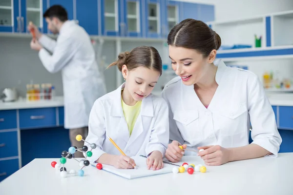 Profesores y estudiantes científicos - foto de stock