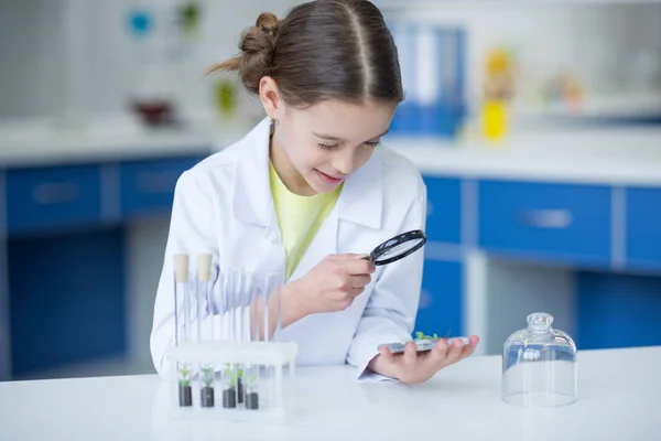 Little girl scientist — Stock Photo