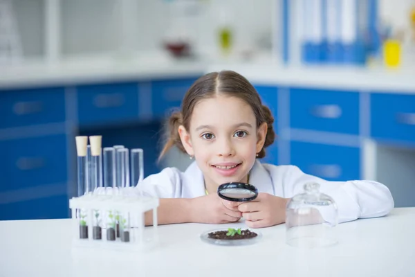 Little girl scientist — Stock Photo