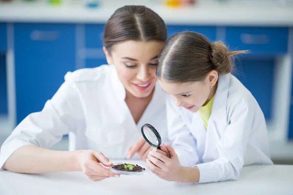 Enseignant et étudiants scientifiques — Photo de stock