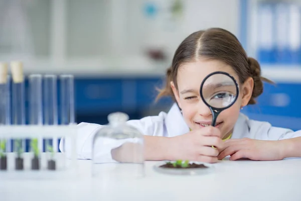 Little girl scientist — Stock Photo