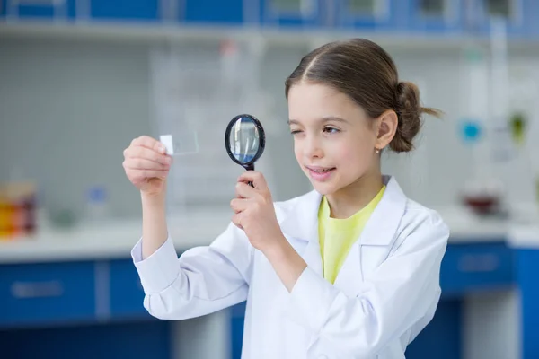 Petite fille scientifique — Photo de stock