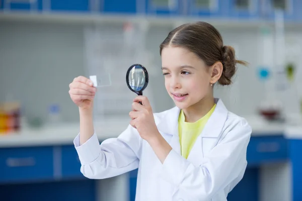 Little girl scientist — Stock Photo