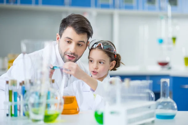 Insegnante e studenti scienziati — Foto stock