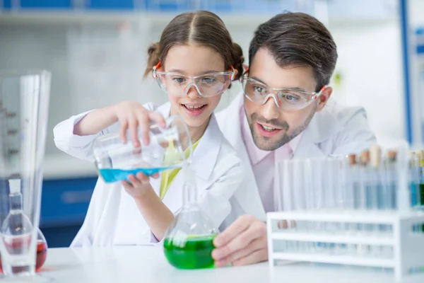 Insegnante e studenti scienziati — Foto stock