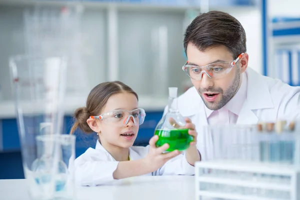 Profesores y estudiantes científicos - foto de stock