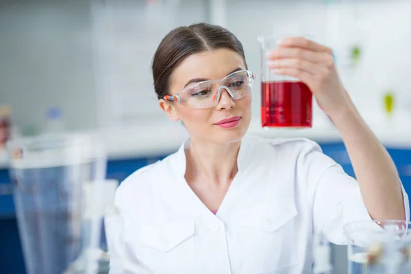 Cientista que trabalha em laboratório — Fotografia de Stock