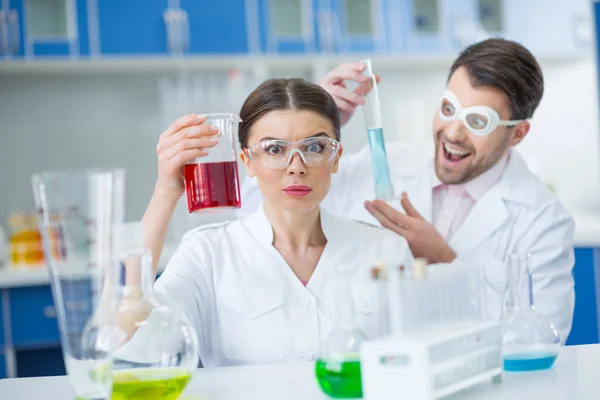 Científicos trabajando en laboratorio - foto de stock