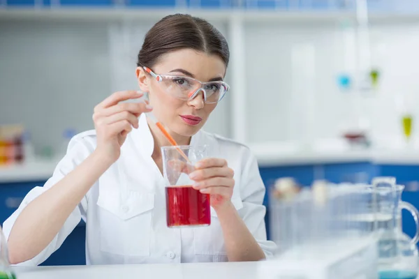 Cientista que trabalha em laboratório — Fotografia de Stock