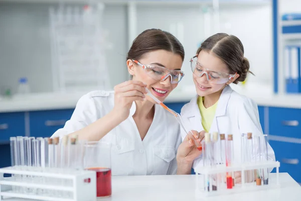 Scientists making experiment — Stock Photo