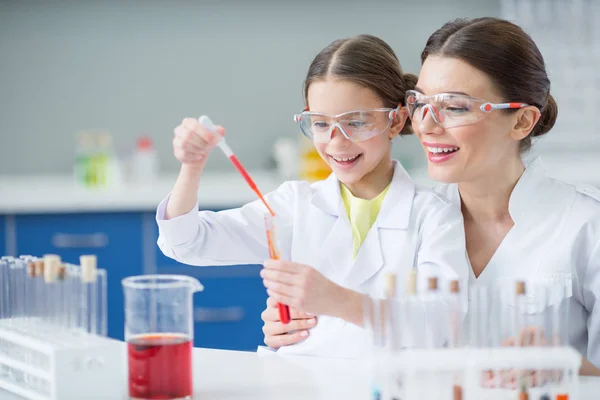 Scientists making experiment — Stock Photo