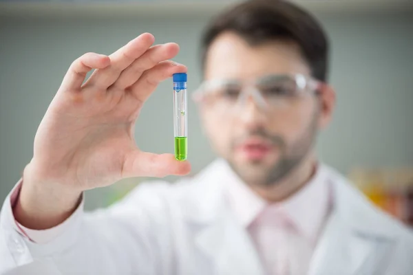 Cientista que trabalha em laboratório — Fotografia de Stock