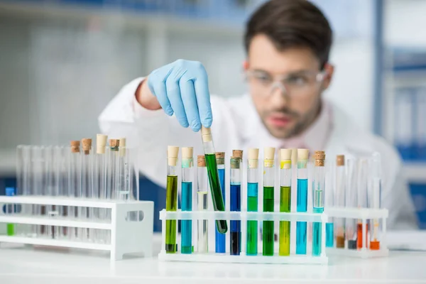 Científico trabajando en laboratorio - foto de stock