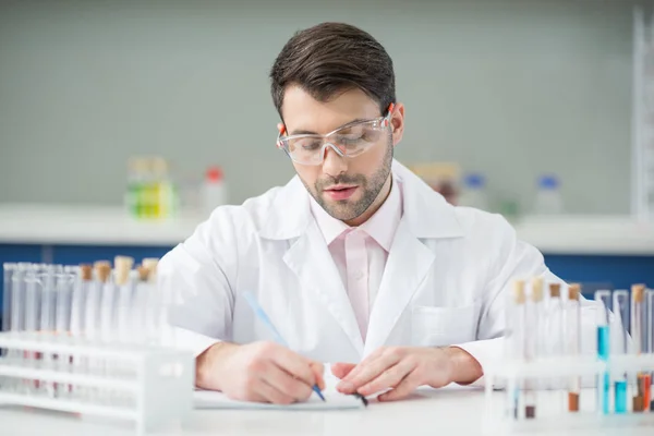 Científico trabajando en laboratorio - foto de stock