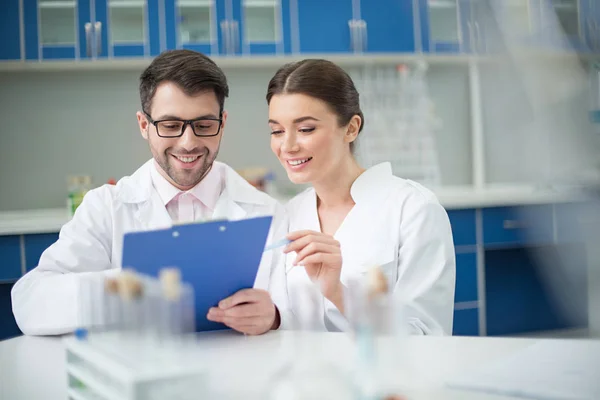 Scientists working in lab — Stock Photo