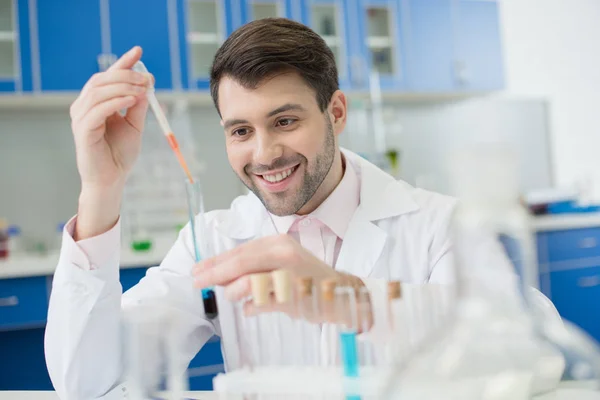 Cientista que trabalha em laboratório — Fotografia de Stock