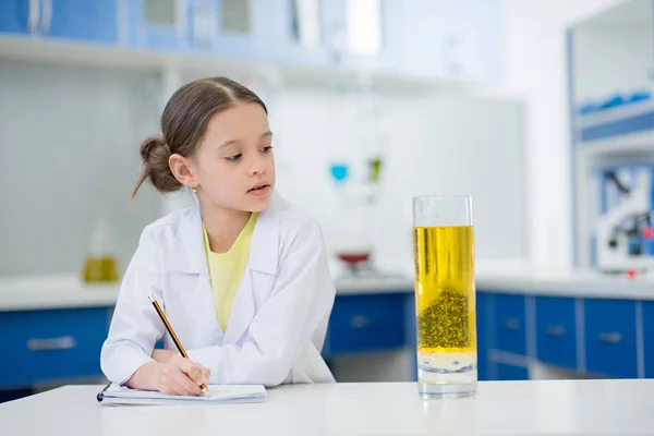 Chica científica con tubo de laboratorio - foto de stock