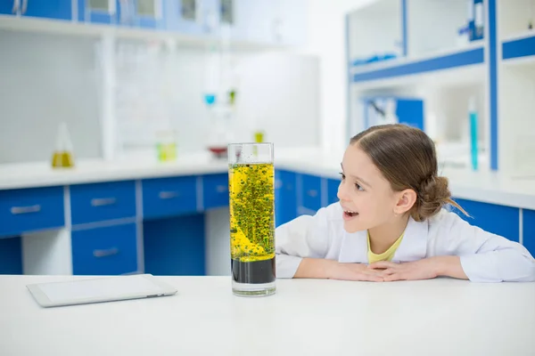 Cientista menina com tubo de laboratório — Fotografia de Stock