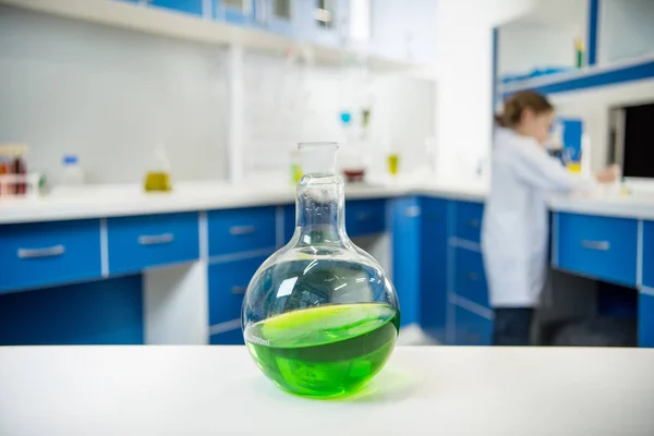 Tubo di vetro sul tavolo da laboratorio — Foto stock