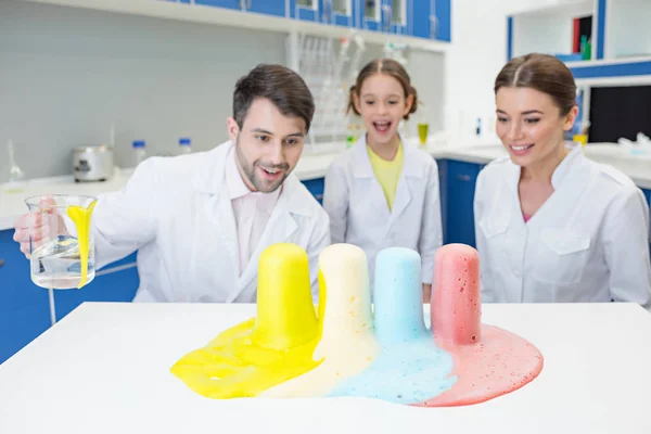 Scientists making experiment — Stock Photo