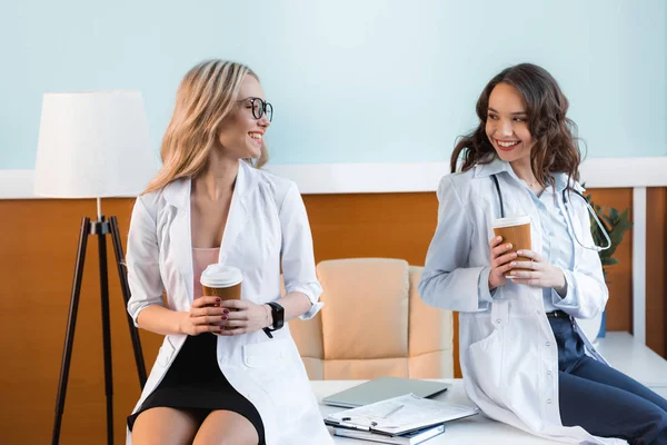 Schöne Ärzte trinken Kaffee — Stockfoto