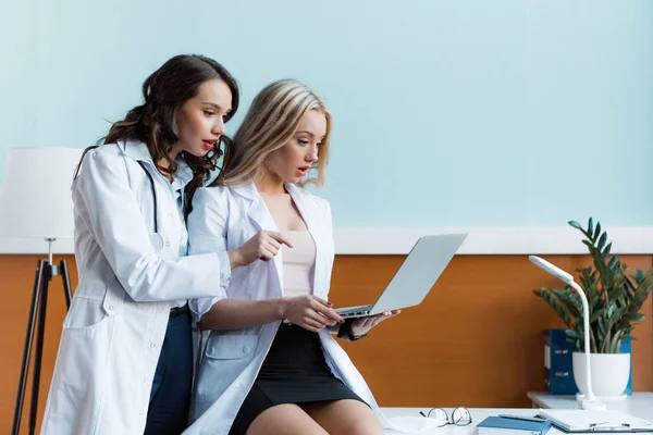 Hermosos médicos en el gabinete - foto de stock