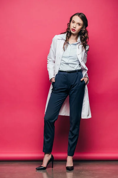 Jeune femme en manteau blanc — Photo de stock