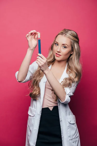 Jeune scientifique tenant une éprouvette — Photo de stock