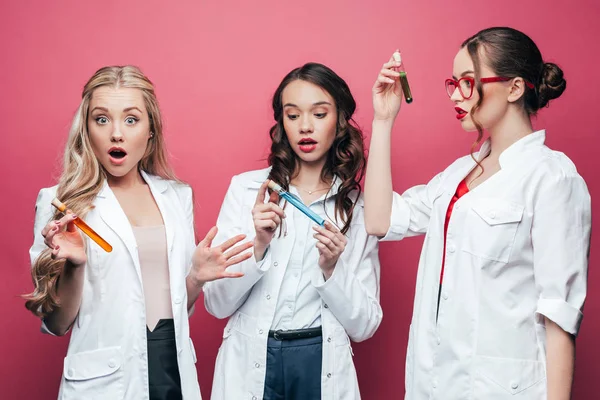 Jeunes médecins choqués regardant des tubes — Photo de stock