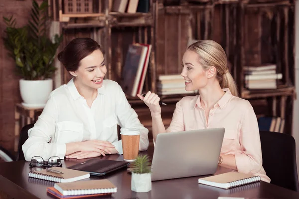 Zwei attraktive Geschäftsfrauen — Stockfoto