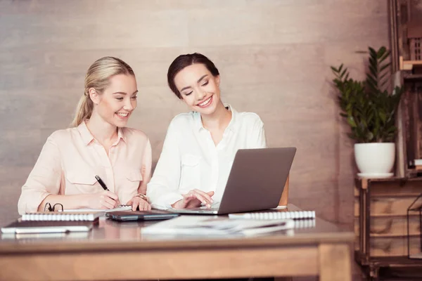 Deux femmes d'affaires attrayantes — Photo de stock