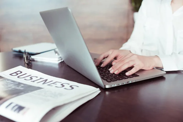 Femme travaillant avec un ordinateur portable — Photo de stock