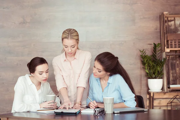 Mulheres de negócios que trabalham e discutem — Fotografia de Stock