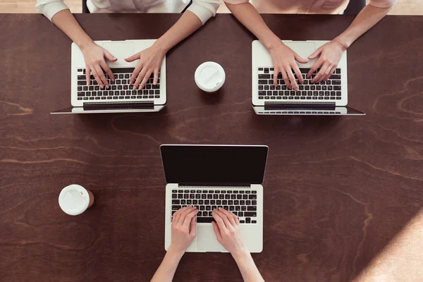 Geschäftsfrauen arbeiten zusammen — Stockfoto