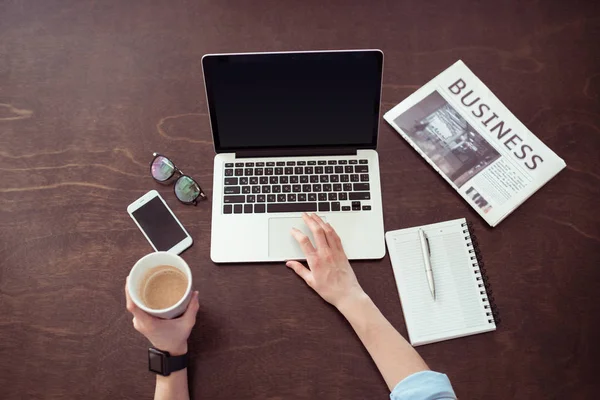 Empresaria que trabaja en la mesa - foto de stock